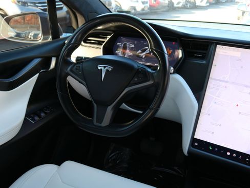 Used 2018 Tesla Model X 75D image 25