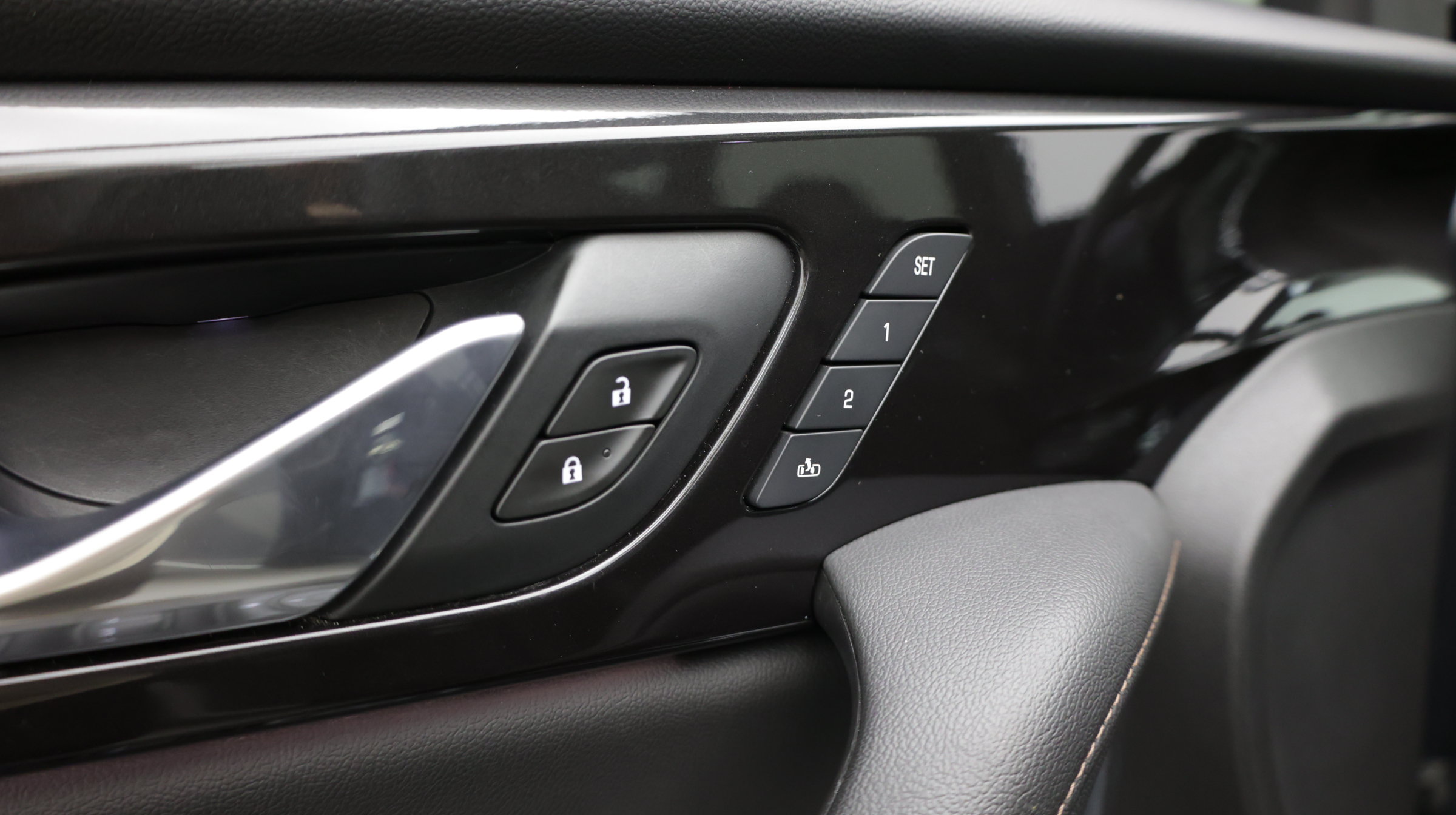 Used 2019 Chevrolet Blazer Premier w/ Sun and Wheels Package FWD image 16