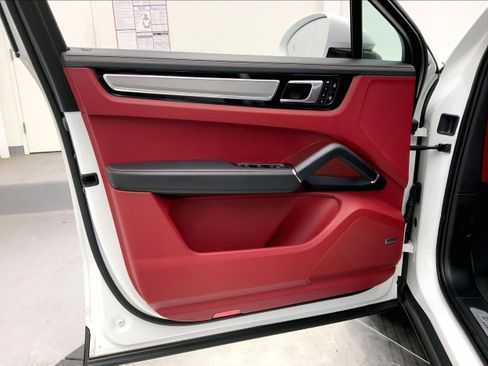 Certified 2022 Porsche Cayenne Platinum Edition image 27