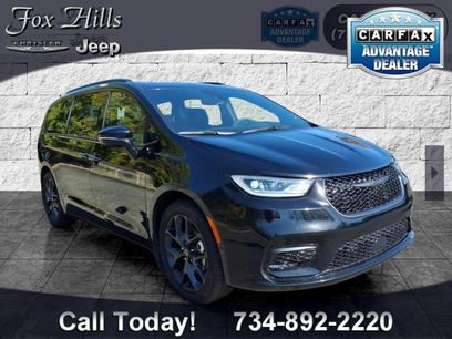 Certified 2025 Chrysler Pacifica Limited w/ Uconnect Theater Family Group