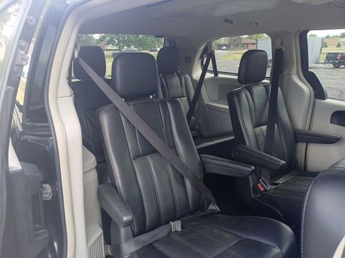 Used 2012 Chrysler Town & Country Touring w/ Entertainment Group #1 FWD image 18