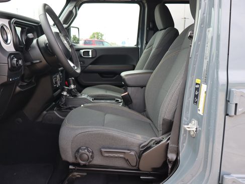 Used 2025 Jeep Wrangler Unlimited Sahara AWD/4WD image 9