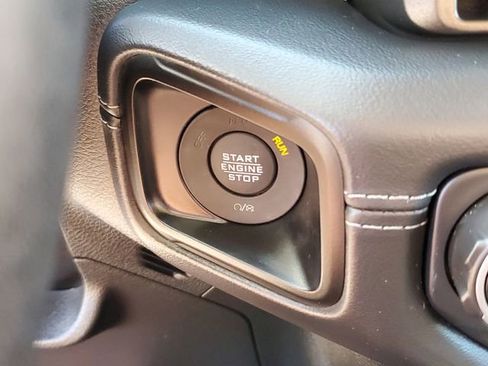 Used 2025 Jeep Gladiator Sport AWD/4WD image 19