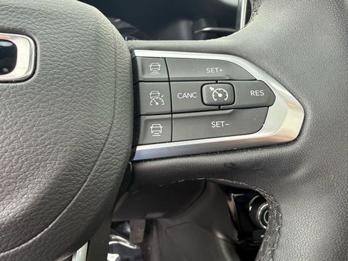 Used 2025 Jeep Compass Limited w/ Sun & Sound Group image 18