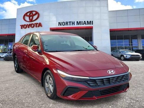 Used 2025 Hyundai Elantra SE FWD image 1