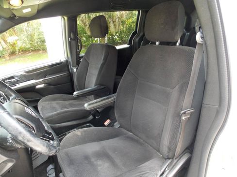 Used 2018 Dodge Grand Caravan SE FWD image 2