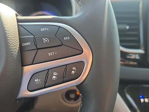 Used 2023 Chrysler Pacifica Touring-L FWD image 26