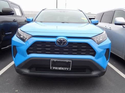 Used 2019 Toyota RAV4 LE image 2
