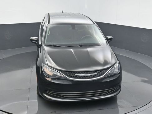 Used 2017 Chrysler Pacifica Touring image 6