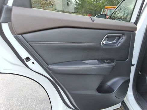 Used 2021 Nissan Rogue SL w/ Premium Package image 17