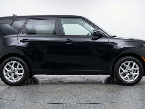 Used 2025 Kia Soul LX w/ LX Technology Package FWD image 11