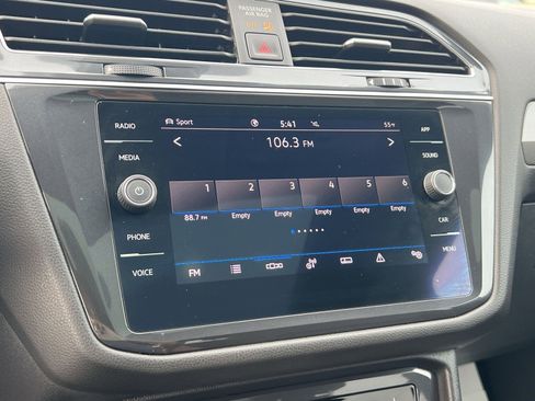 Used 2022 Volkswagen Tiguan SE w/ Panoramic Sunroof Package image 17