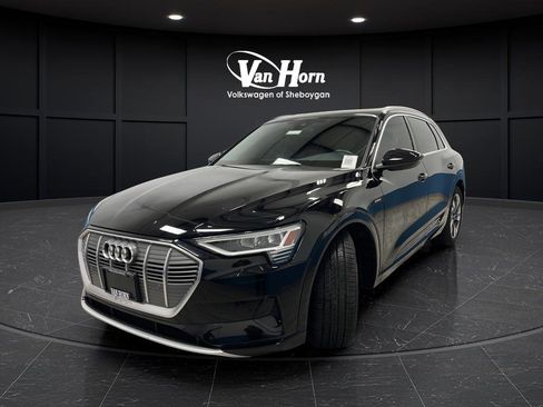 Used 2022 Audi e-tron Premium w/ Towing Package image 3