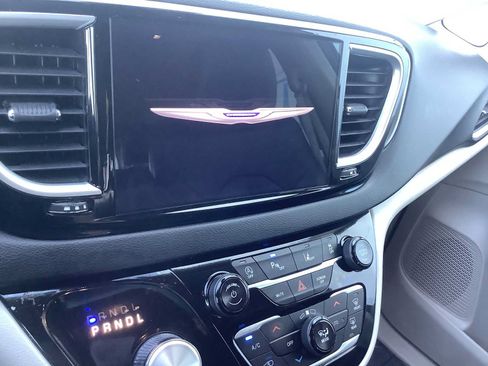 Used 2024 Chrysler Pacifica Touring-L FWD image 16