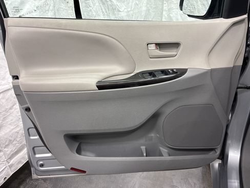 Used 2014 Toyota Sienna LE FWD image 17