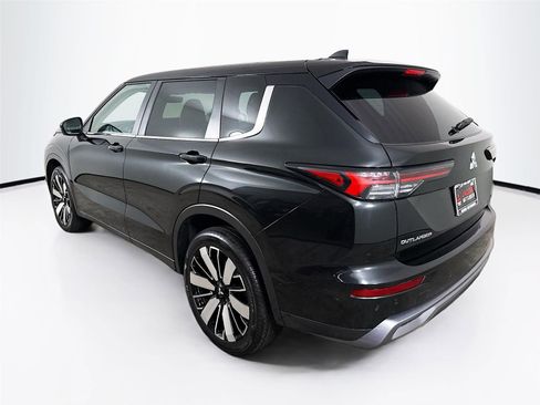 Used 2025 Mitsubishi Outlander SE image 5