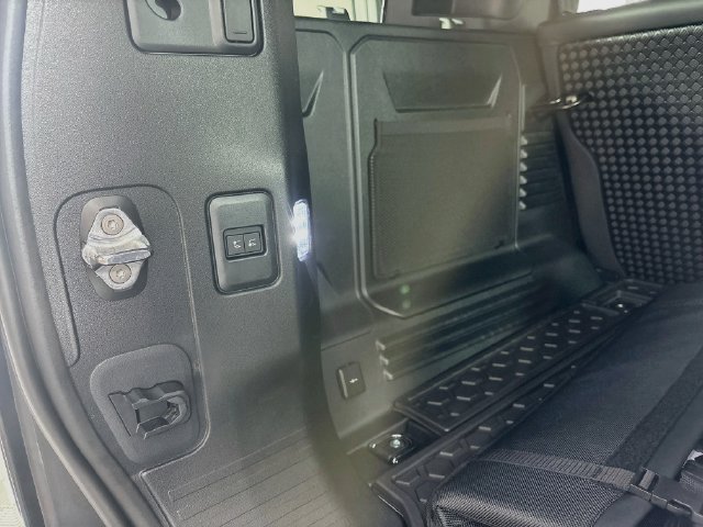 New 2026 Land Rover Defender 110 X-Dynamic SE AWD/4WD image 24