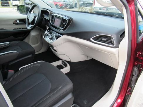Certified 2023 Chrysler Voyager LX FWD image 11