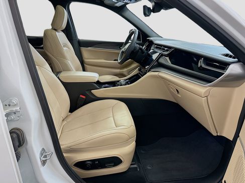 Used 2023 Jeep Grand Cherokee 4WD 4xe w/ Luxury Tech Group II image 34