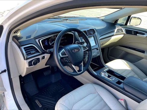 Used 2017 Ford Fusion SE w/ Fusion SE Technology Package FWD image 8