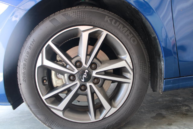 Used 2023 Kia Forte LXS FWD image 2