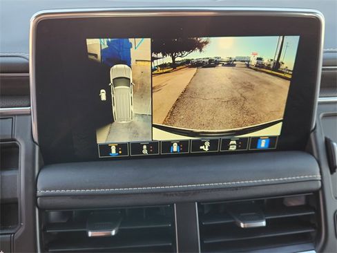 Used 2024 GMC Yukon XL SLT w/ SLT Luxury Package image 17