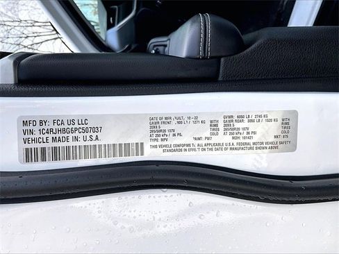 Used 2023 Jeep Grand Cherokee Limited w/ Black Appearance Package image 33