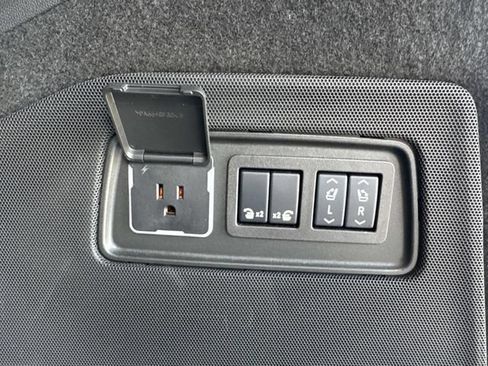 Used 2025 Cadillac Escalade V AWD/4WD image 14
