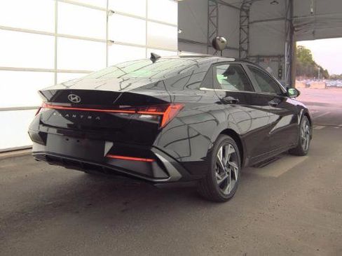 Used 2025 Hyundai Elantra SEL image 3