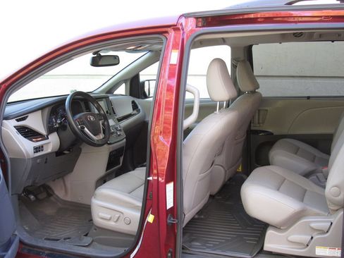 Used 2015 Toyota Sienna XLE w/ XLE Navigation Package AWD/4WD image 13