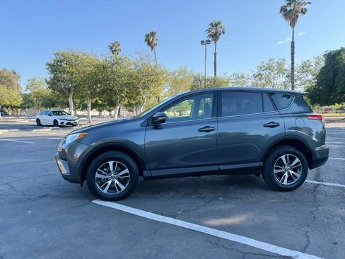 Used 2018 Toyota RAV4 XLE w/ Carpet Mat Package FWD image 11