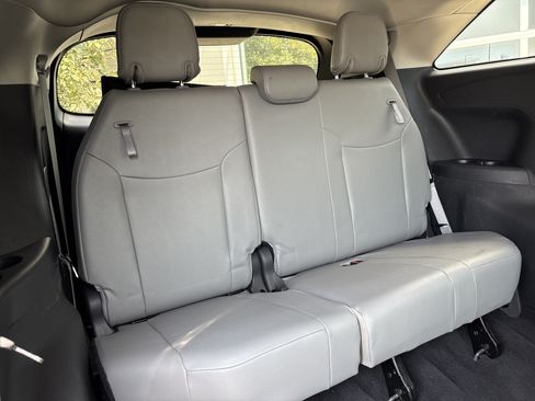 Used 2025 Toyota Sienna XLE FWD image 31