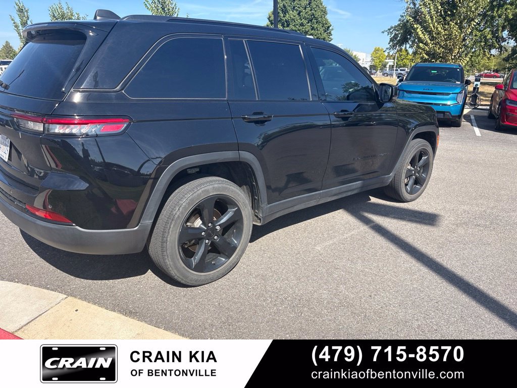 Used 2023 Jeep Grand Cherokee Altitude AWD/4WD image 3