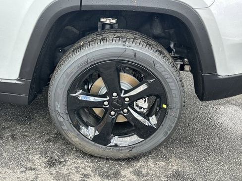 New 2025 Jeep Grand Cherokee Altitude image 22