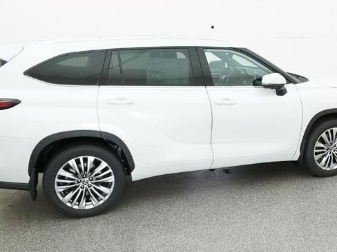 New 2026 Toyota Highlander Platinum image 4