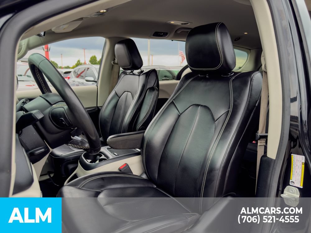 Used 2023 Chrysler Pacifica Touring-L FWD image 6