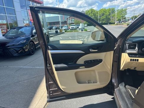 Used 2019 Toyota Highlander XLE AWD/4WD image 12