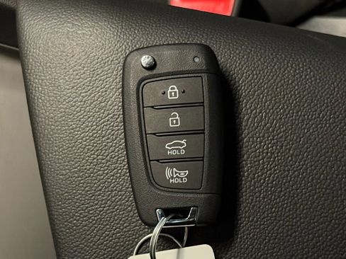 Used 2025 Hyundai Elantra SE image 18