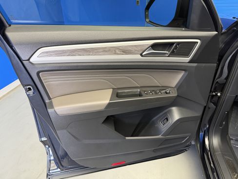 Used 2023 Volkswagen Atlas Cross Sport SE FWD image 9