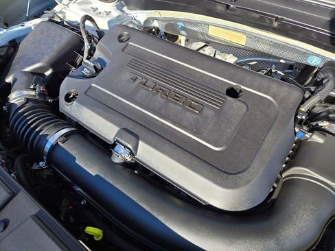 Used 2023 Buick Envision Essence image 18