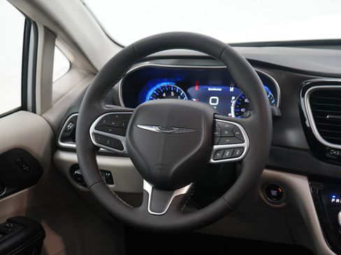 Used 2024 Chrysler Pacifica Touring-L image 15