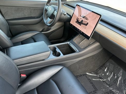 Used 2022 Tesla Model Y Performance image 15