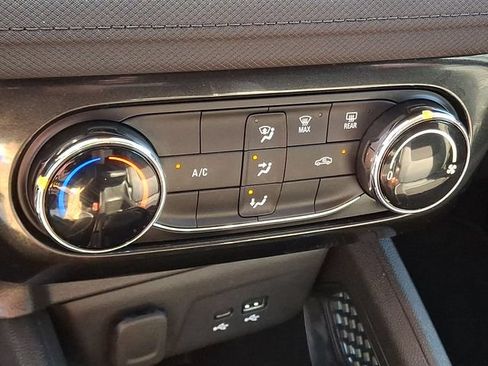 Used 2025 Chevrolet TrailBlazer LT AWD/4WD image 16