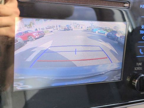 Used 2018 Toyota Corolla LE image 19