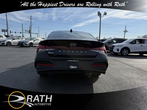 Used 2025 Hyundai Elantra Sport image 8