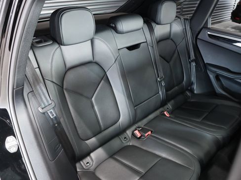 Used 2023 Porsche Macan image 6