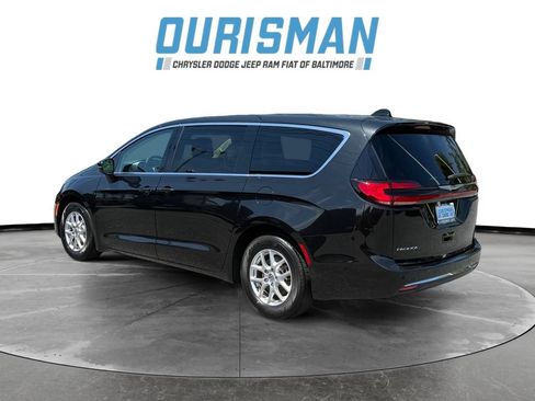 Used 2023 Chrysler Pacifica Touring-L FWD image 4