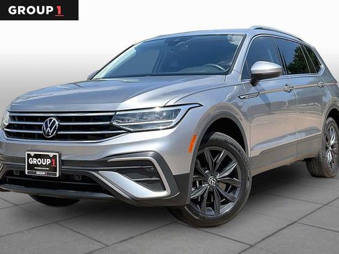 Used 2022 Volkswagen Tiguan SE w/ Panoramic Sunroof Package FWD image 1