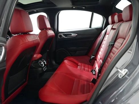 Used 2025 Alfa Romeo Giulia Veloce image 32