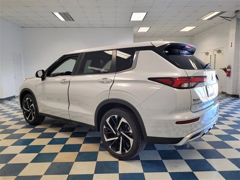 Used 2024 Mitsubishi Outlander SE Black Edition image 9